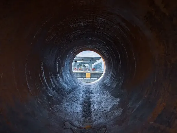 Vista de la cámara de inspección dentro de una tubería